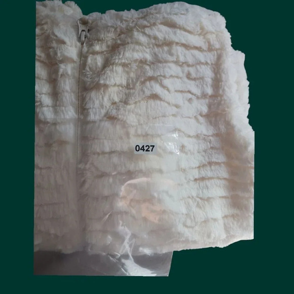 Widgeon faux fur vest with hood & zip closure size medium ivory color - Picture 11 of 12